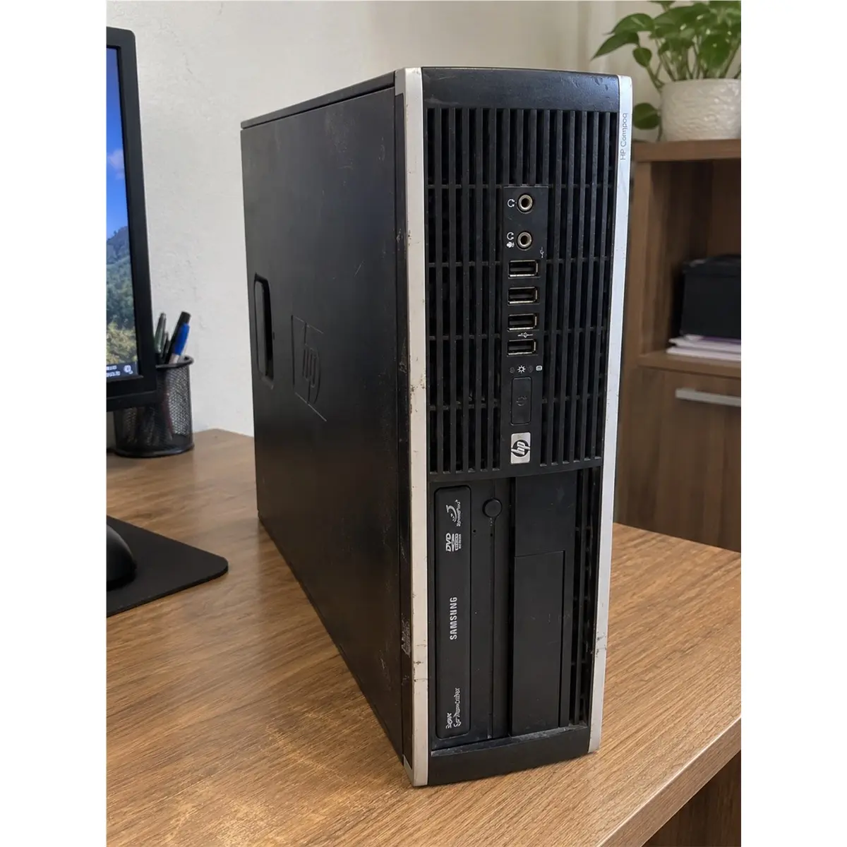 مینی کیس HP Compaq 8000 Elite SFF با پردازنده E8400، رم 8 گیگابایت و SSD 128 گیگابایت همراه با مانیتور، کیبورد و ماوس