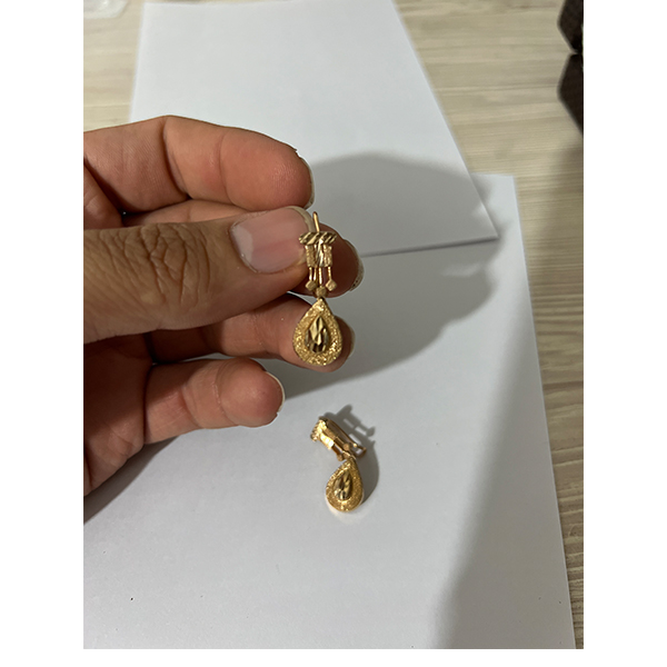 گوشواره طلا زنانه 18 عیار وزن 5.6 گرم مناسب سرمایه گذاری بدون اجرت